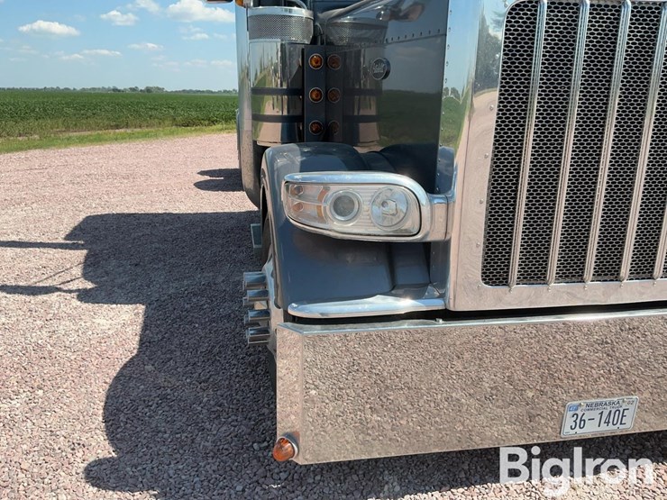 2012-peterbilt-389-image-11