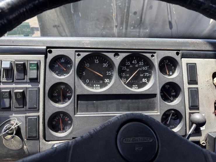 2000-freightliner-fl80-image-36