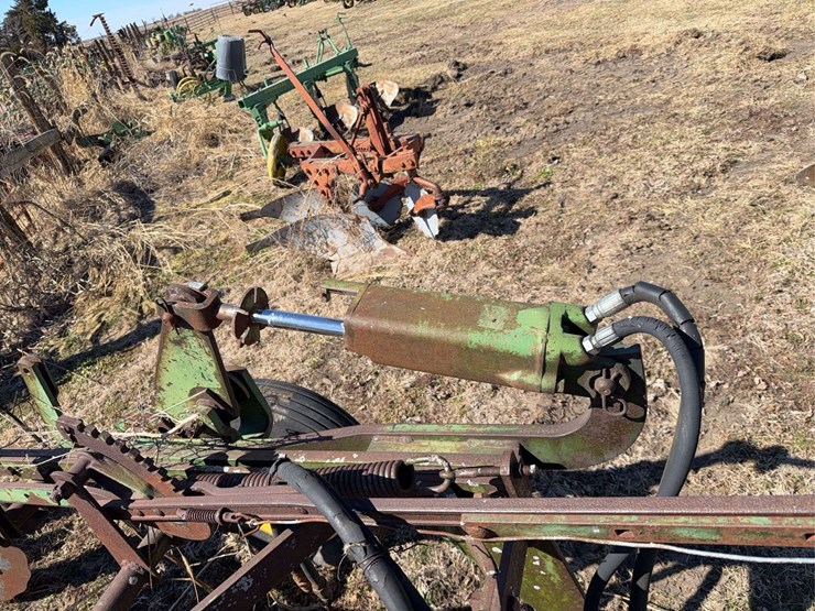 john-deere-pull-type-three-bottom-plow-image-11