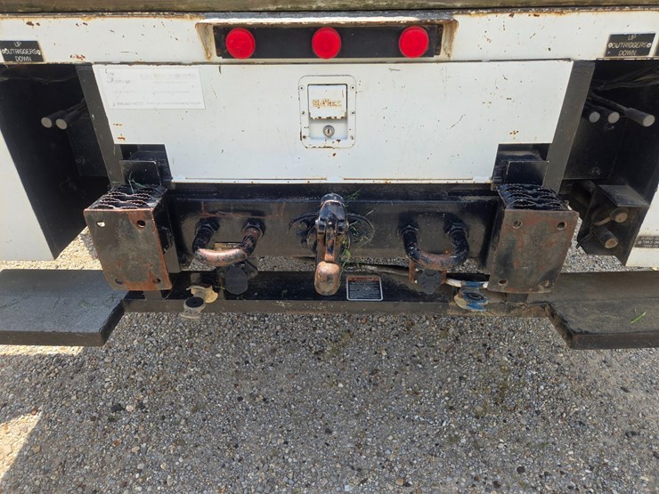 2007-freightliner-m2-106-image-62
