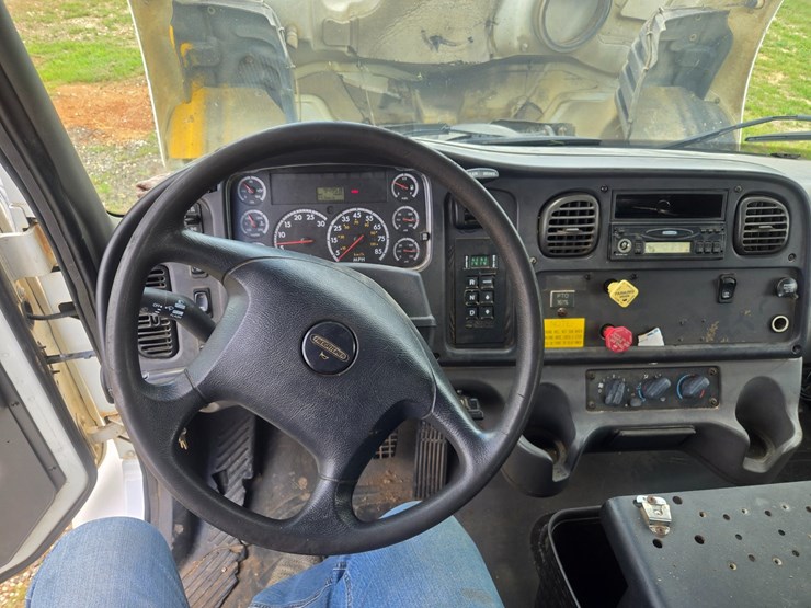 2007-freightliner-m2-106-image-49