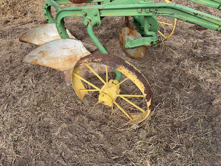 john-deere-pull-type-two-bottom-plow-image-8