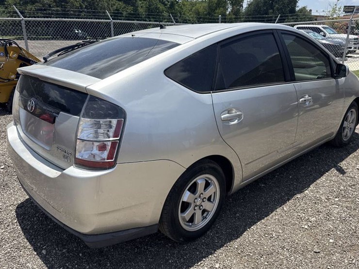 #64-•-2005-toyota-prius-image-6