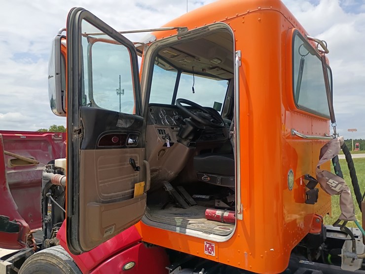 2012-peterbilt-384-image-32
