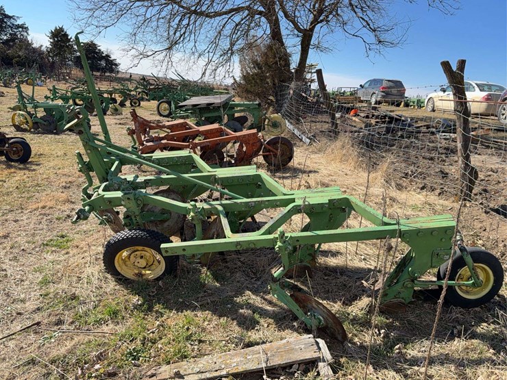 john-deere-no.-44-three-point-three-bottom-plow-image-2