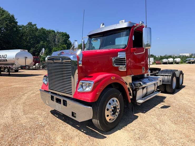 2016-freightliner-122sd-image-2