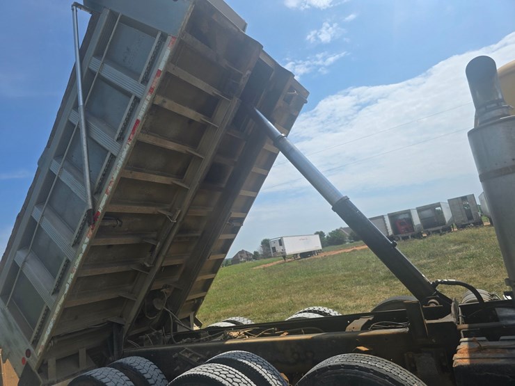 2002-mack-rd688s-image-41