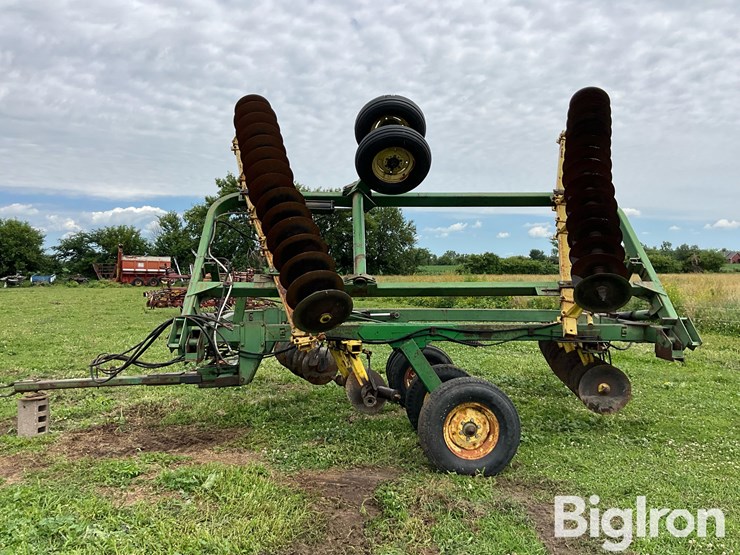 john-deere-220-image-8