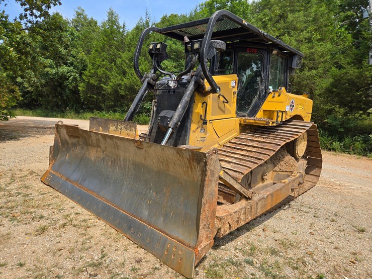 2019-caterpillar-d6-image-1