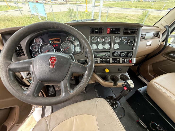 2017-kenworth-t880-image-35