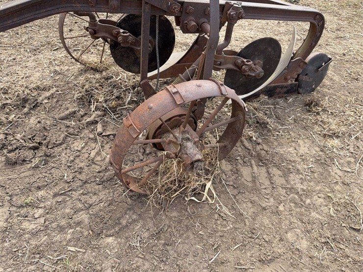 john-deere-two-bottom-plow-image-10