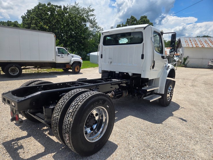 2018-freightliner-m2-106-image-12