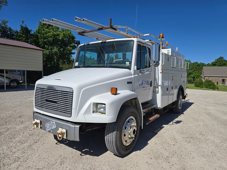 2001-freightliner-fl70-image-1