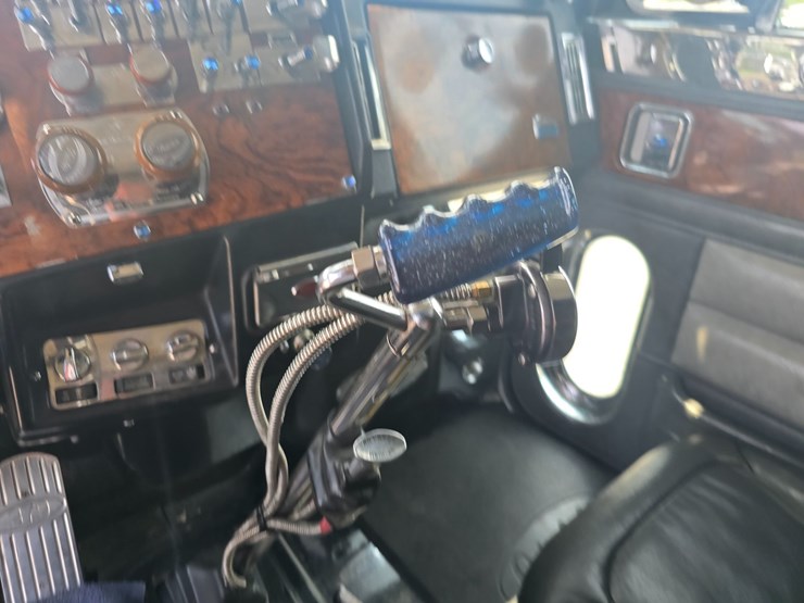 2000-peterbilt-379-image-89