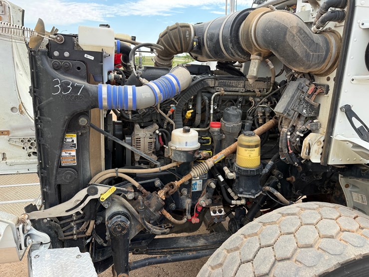 2015-peterbilt-365-image-32