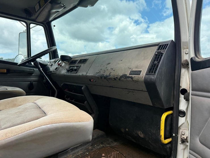 2000-freightliner-fl70-image-13