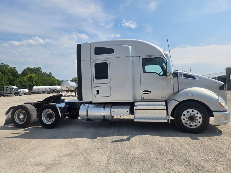2018-kenworth-t680-image-21