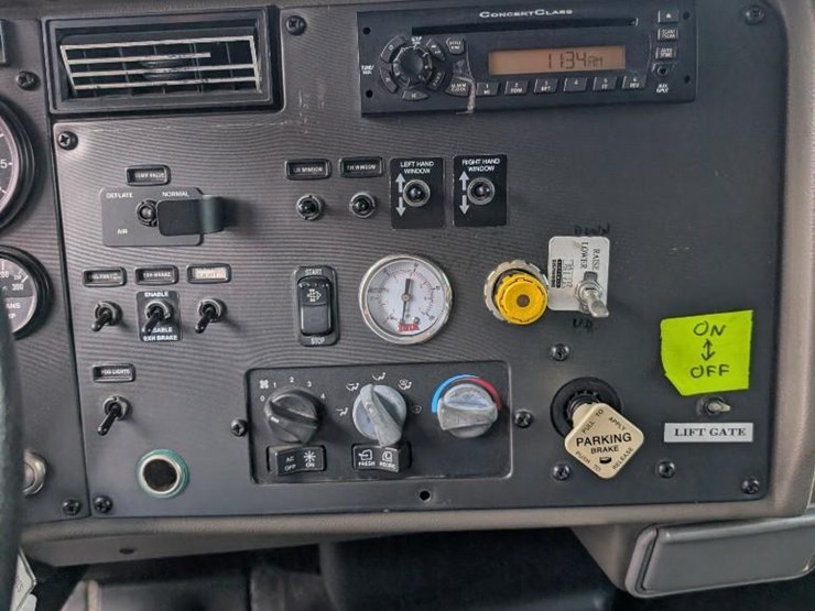 2010-peterbilt-335-image-33