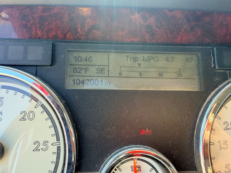 2016-freightliner-122sd-image-109