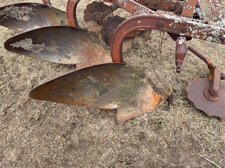 john-deere-pull-type-three-bottom-plow-image-9