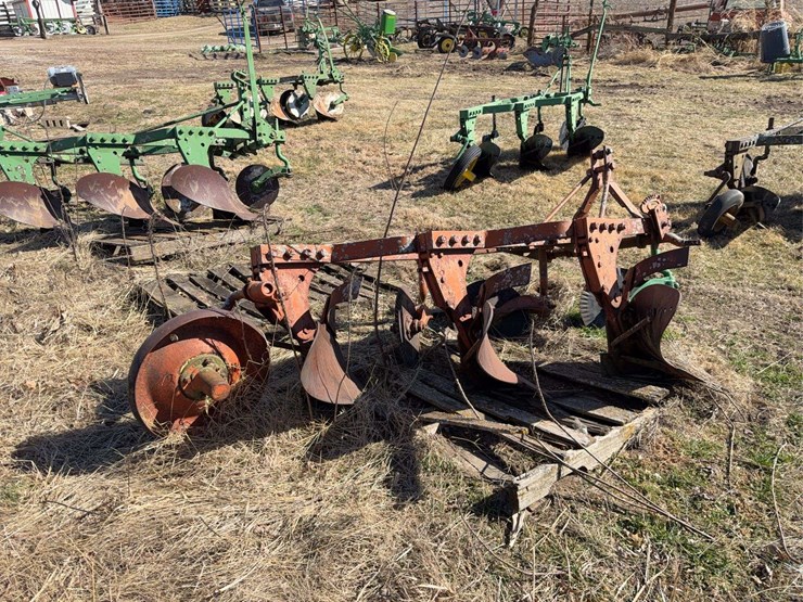 john-deere-three-point-three-bottom-plow-image-3