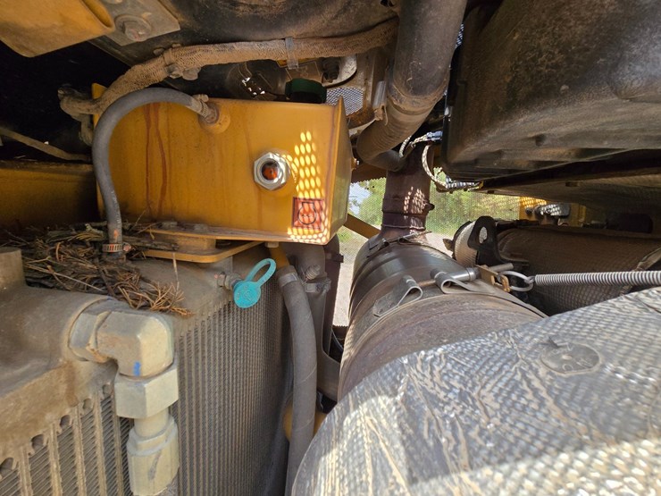 2019-caterpillar-d6-image-19