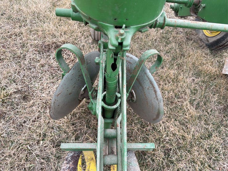 john-deere-two-row-pull-type-planter-image-17