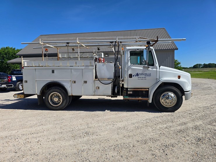 2001-freightliner-fl70-image-21