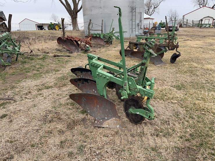 john-deere-three-point-three-bottom-plow-image-7