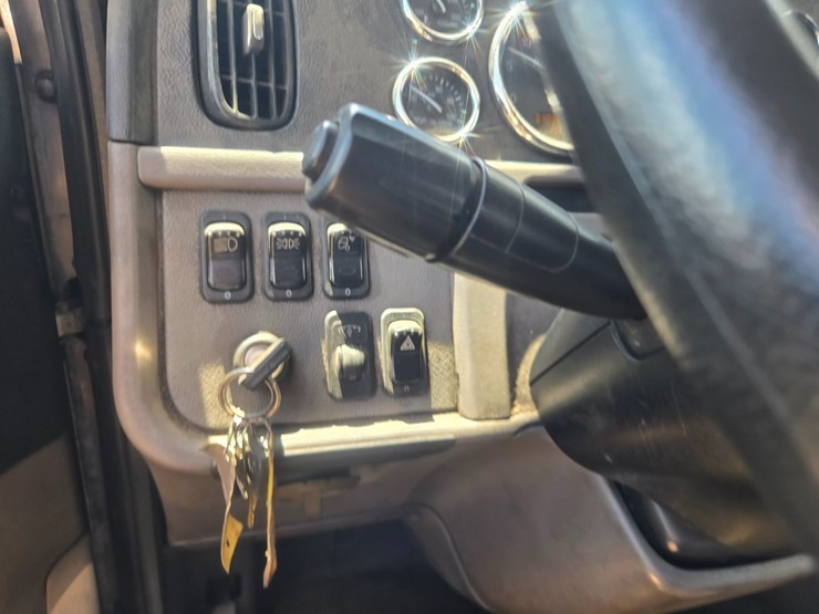 2016-peterbilt-389-image-62