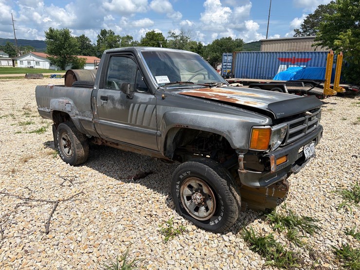 #22709-•-1987-toyota-pickup-truck-(nonrunner)-image-9