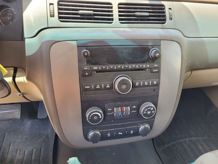 2013-chevrolet-suburban-image-16