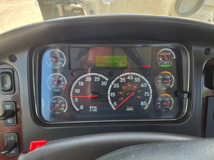 2018-freightliner-m2-106-image-51