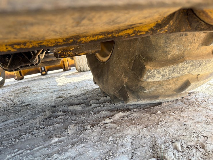 2000-deere-710d-image-139