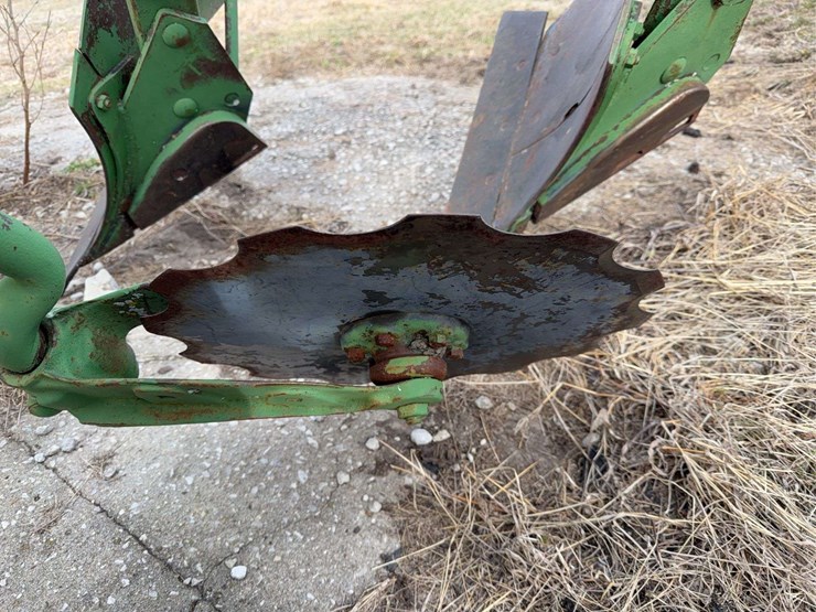 john-deere-three-point-four-bottom-plow-image-17