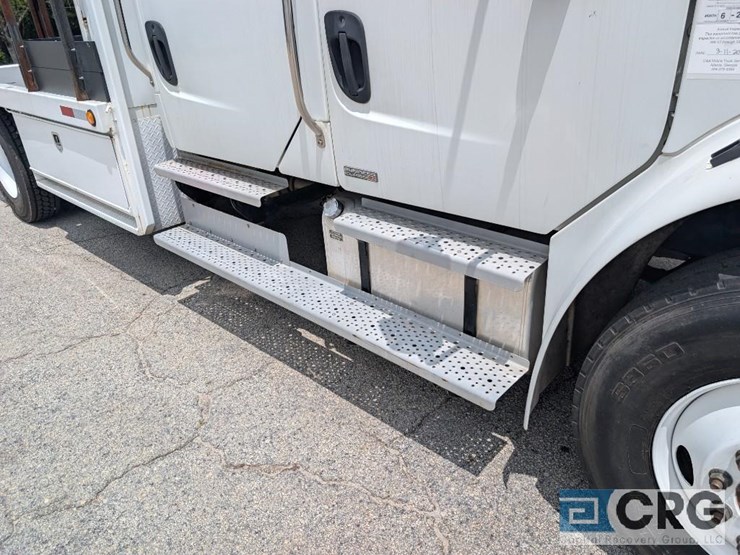 2011-freightliner-m2-stakebed-truck-image-12