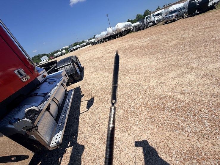2016-freightliner-122sd-image-33