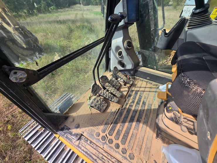 2019-caterpillar-320-image-46
