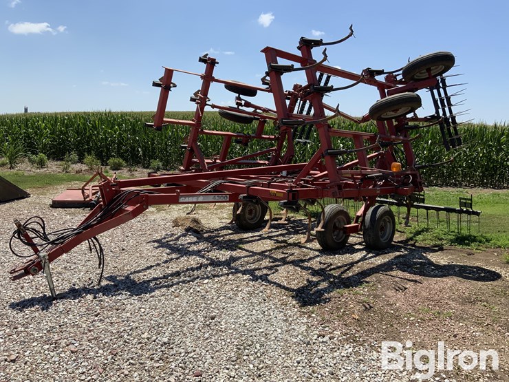 case-ih-4300-image-1