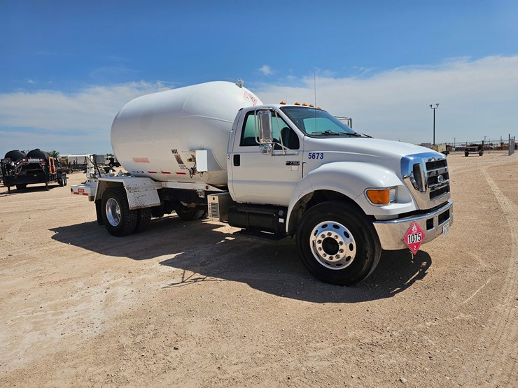 2005-ford-f750-image-4