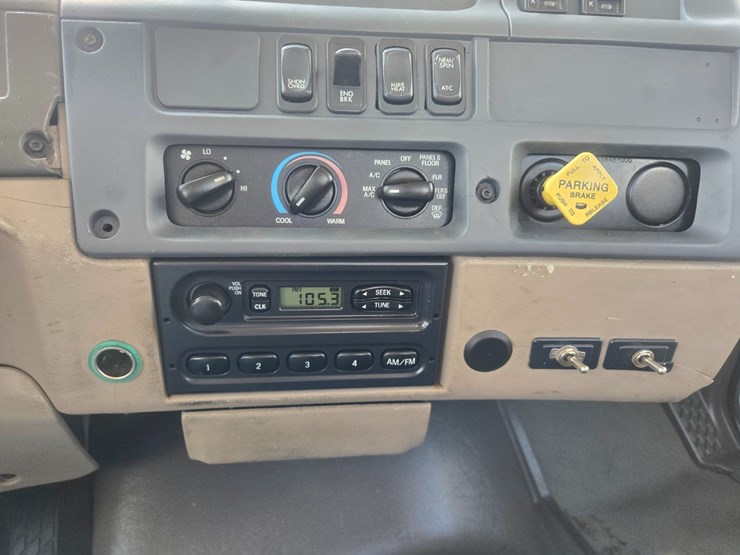 2005-sterling-l9500-image-53