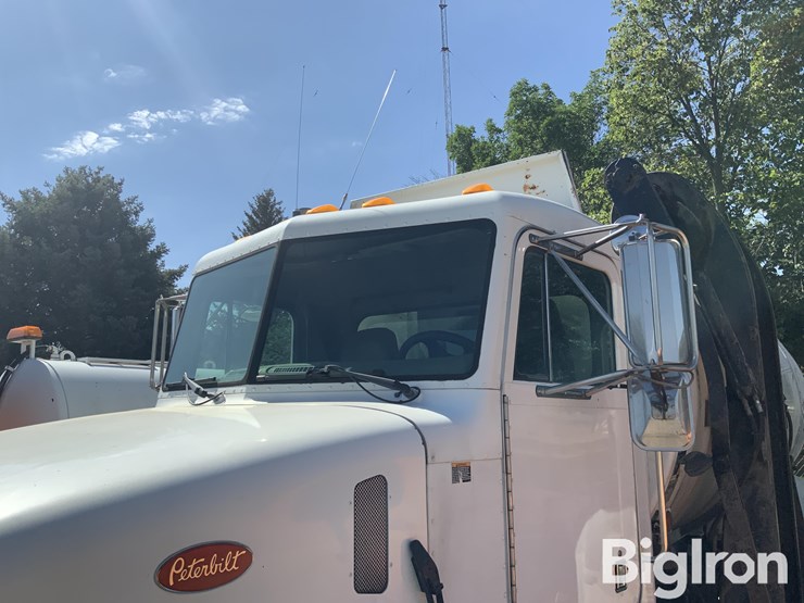 2004-peterbilt-330-image-10