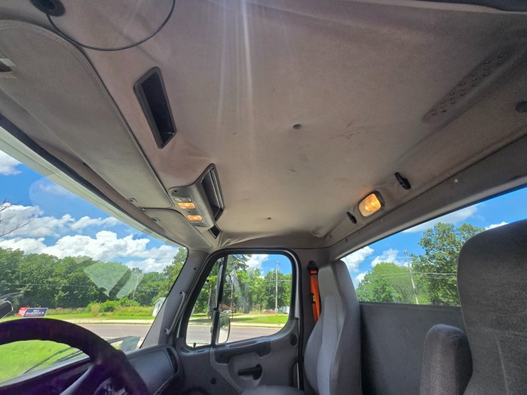 2018-freightliner-m2-106-image-44
