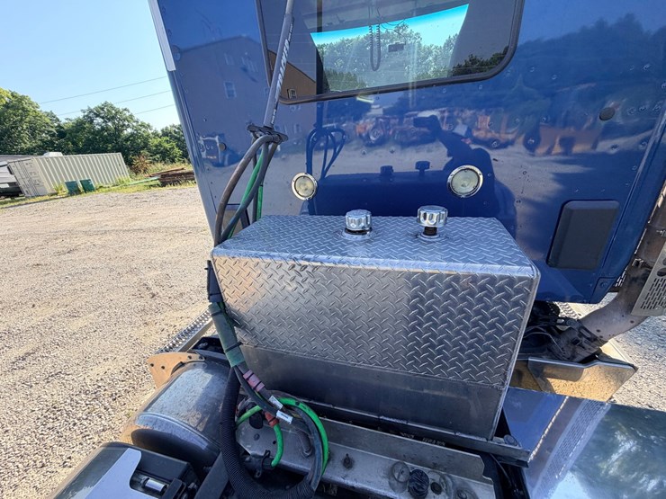 2021-peterbilt-579-image-45