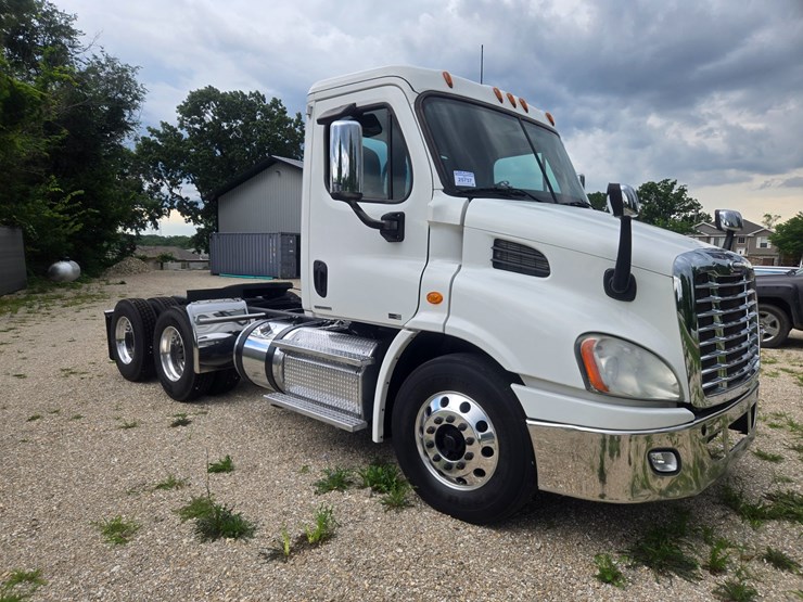 2012-freightliner-cascadia-113-image-18