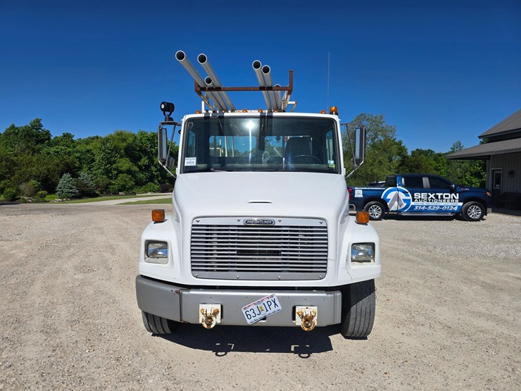 2001-freightliner-fl70-image-30