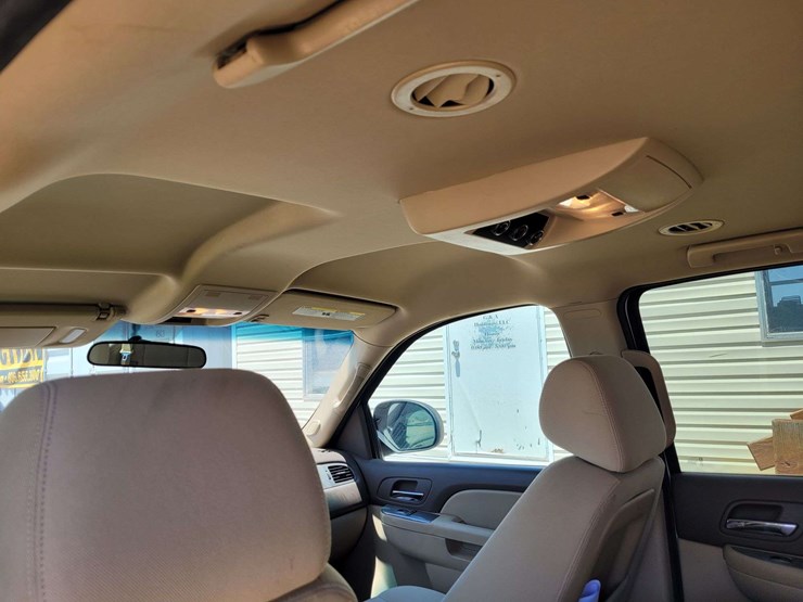 2013-chevrolet-suburban-image-11