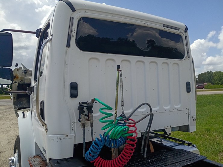 2008-freightliner-m2-106-image-66