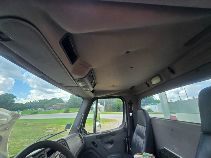 2007-freightliner-m2-106-image-45