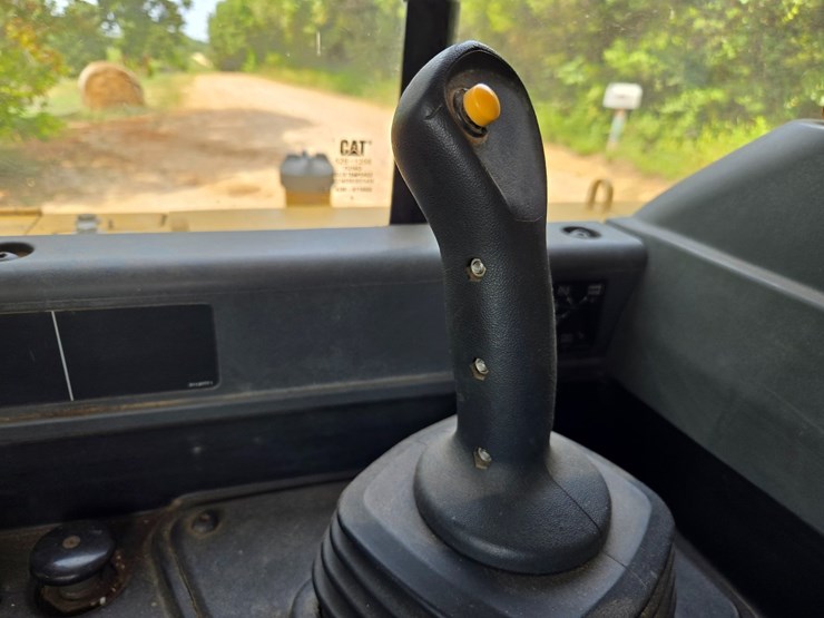 2019-caterpillar-d6-image-38